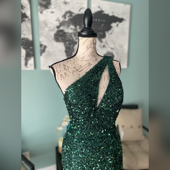 Emerald green sparkly formal dress - Picture 3 of 4